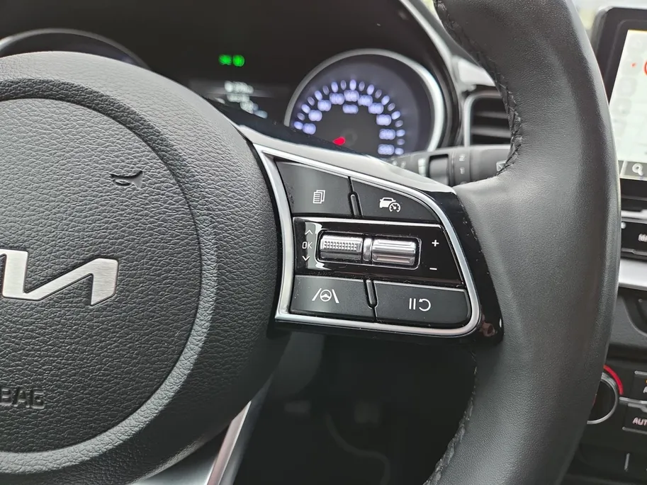 Kia Ceed Sportswagon 1.5 T-GDi DynamicPlusLine 160 PK | Dealer onderhouden | Fabrieksgarantie | Camera | Carplay | Cruise Control Adaptief | stoelverwarming | NAP | 12 Maanden BOVAG Garantie |