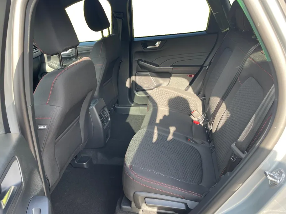 Ford Kuga 2.5 PHEV ST-Line | Uit Voorraad Leverbaar!! | Inkl. Trekhaak | 18 inch lichtmetalen velgen | Sportieve 'ST-Line' bodykit | Electrische Voorruit verwarming |