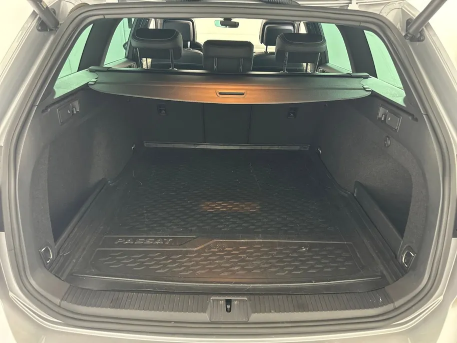 Volkswagen Passat Variant 1.5 TSI R-Line Business + DSG Automaat | Panoramadak | Trekhaak | Elektrische Stoelen