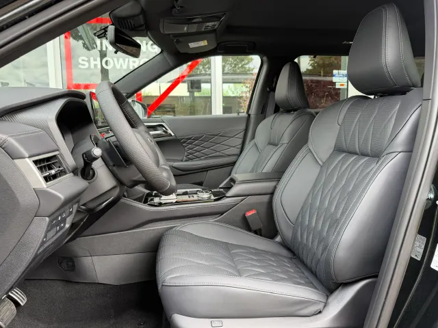 Mitsubishi Outlander 2.4 PHEV Black Edition | NIEUW | Leder | Panoramdak | App Connect | Keyless | Head-Up