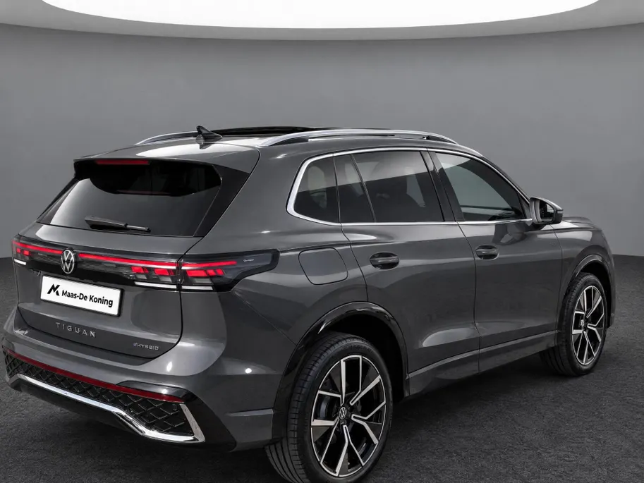 Volkswagen Tiguan 1.5eHybrid 200kW/272PK R-Line · Panoramadak · Trekhaak · 360°Camera + Parkeersensoren · Garantie t/m 20-07-2030 of 100000km.