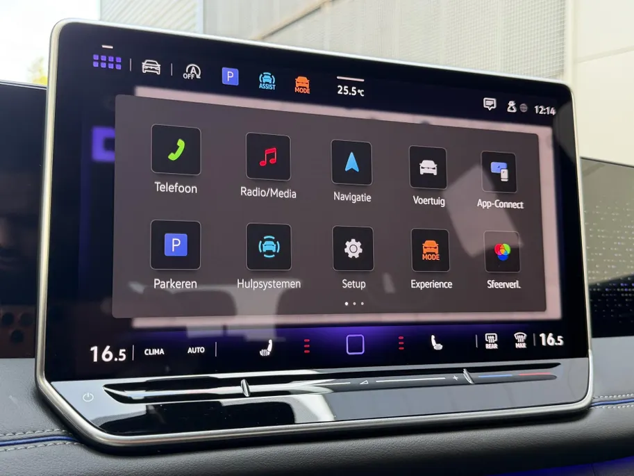 Volkswagen Tiguan 1.5 eTSI R-Line Business | Elektrisch wegklapbare trekhaak | Stoelmassage | Elektrisch bedienbare achterklep | Achteruitrijcamera | Parkeersensoren voor- en achter | Navi | Adaptive cruise control | Sportstoelen