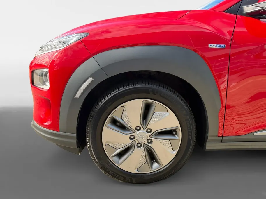 Hyundai Kona EV Fashion 64 kWh 204PK | Warmtepomp | SOH 100 % | Navigatie | Apple Carplay & Android Auto | Adaptive cruise control | Climate control | Head-up display | Parkeersensoren achter | Trekhaak |
