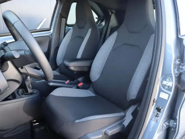 Toyota Aygo X 1.0 VVT-i MT Play Allseason banden | Armsteun