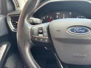 Ford Focus Wagon 1.0 EcoBoost Hybrid Titanium | Trekhaak | Stoel, stuur en voorruitverwarming | Cruise | Climate