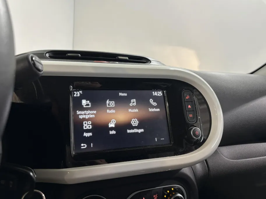 Renault Twingo Z.E. R80 Intens Automaat | 1e eigenaar | Apple CarPlay/Android Auto | Climate Control | Lichtmetalen Velgen | Cruise Control | Licht & Regen Sensor | Half Leder | Privacy Glass | Elektrische Ramen & Spiegels |