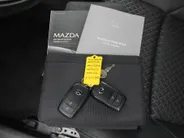 Mazda 2 Hybrid 1.5 Agile | Comfort pakket | Trekhaak | CarPlay | Camera | Stuur-/stoelverwarming | Cruise adapt. | 15' LM |