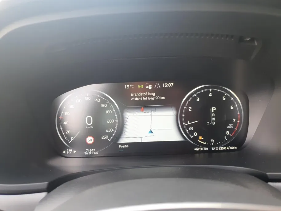 Volvo V90 2.0 T4 Momentum | Stoel en stuurverwarming | Elektrisch bedienbare voorstoelen | Camera | Lederen bekleding | Navigatie | Parkeersensoren voor en achter | Elektrische achterklep |
