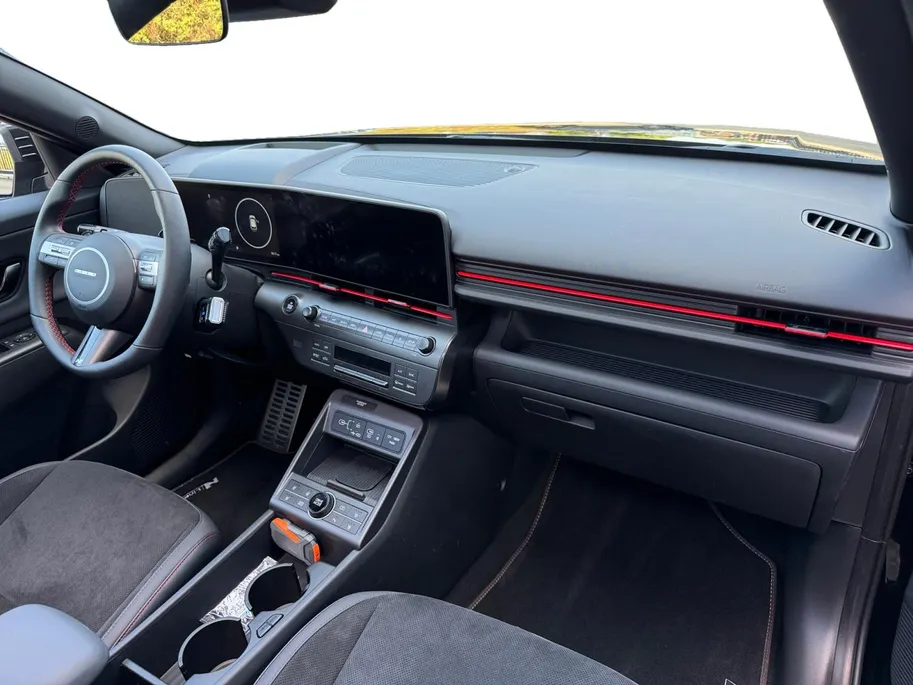 Hyundai Kona Electric N Line Sky 64.8 kWh | Navigatie| Schuif-kantel dak| Head up display| Stoelverwarming/koeling| 360 graden camera|
