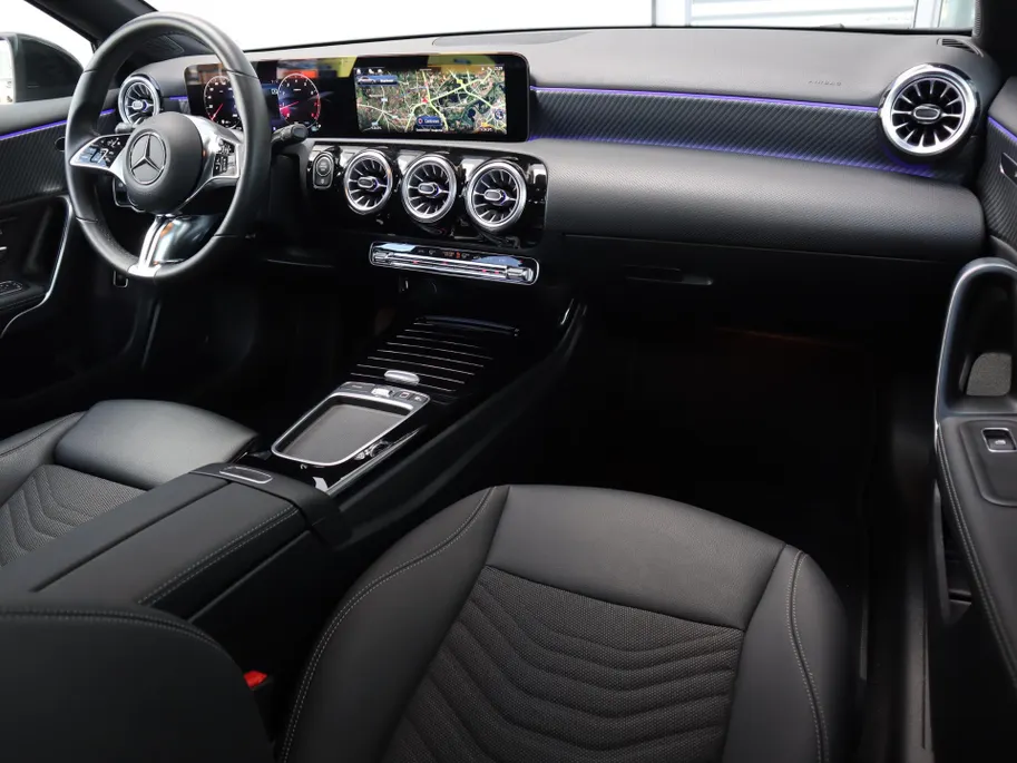 Mercedes-Benz A-Klasse 180 Star Edition Luxury Line l Trekhaak l Achteruitrij camera l Stoelverwarming l Ambiente lichtpakket