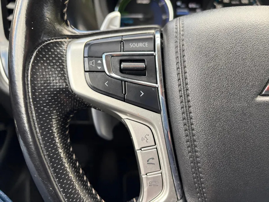 Mitsubishi Outlander 2.4 PHEV Intense Apple Carplay/Android Auto , electronic climate controle , leder , stoelverwarming , lm velgen , cruise , trekhaak .