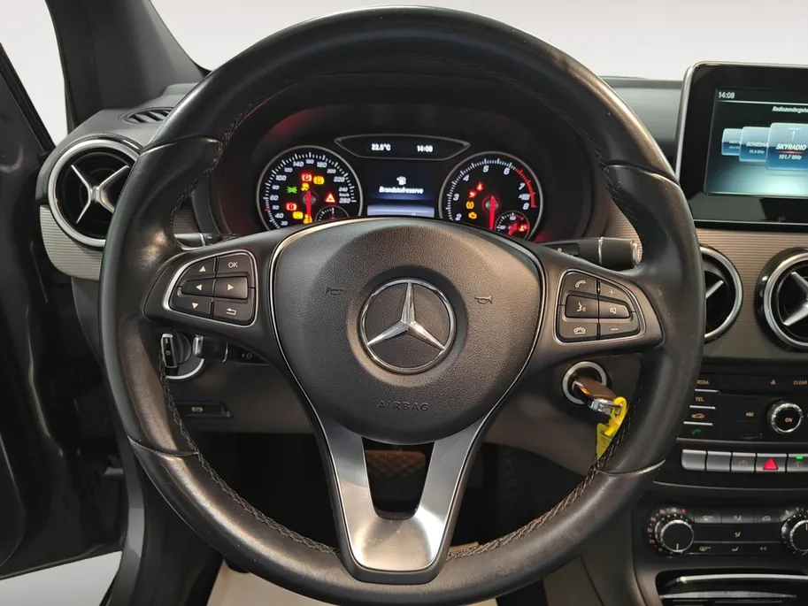 Mercedes-Benz B-Klasse 180 Ambition AUTOMAAT NAVI TREKHAAK LM VELGEN SCHUIFKANTELDAK HOGE INSTAP CRUISE CONTROLE PARKEERSENSOREN XENON VERLICHTING ZEER MOOIE AUTO