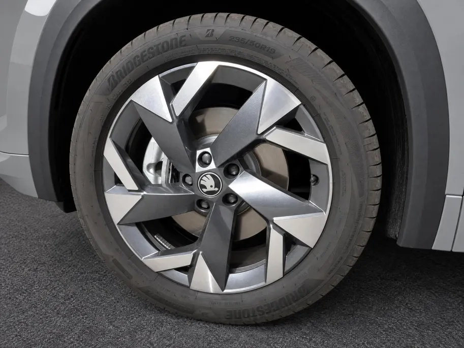 Škoda Kodiaq 1.5 TSI 204pk DSG PHEV Sportline Business · Panoramadak · Camera · Wegklapbare Trekhaak · Elek. Achterklep · Elek. Voorstoel · 19'' Inch · Garantie t/m 06-07-2030 of 100.000km