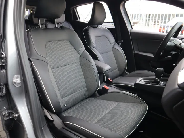 Mitsubishi Colt 1.6 HEV Intense+ Adaptive Cruise | Keyless | All Seasons