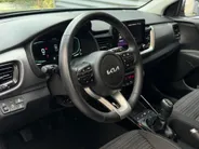 Kia Stonic 1.0 T-GDi MHEV DynamicPlusLine | Apple Carplay / Android Auto | Navigatiesysteem | Stoel + Stuurverwarming | Licht + Regensensor | Parkeersensoren + Camera Achter | Cruise Control | 16' Lichtmetalen Velgen