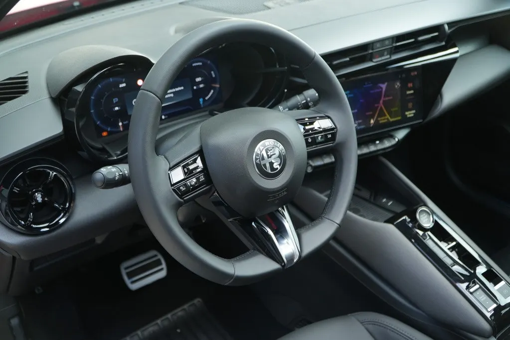 Alfa Romeo Junior 1.2 Turbo 145 PK Ibrida Speciale | Techno | Pano | Camera | Navi