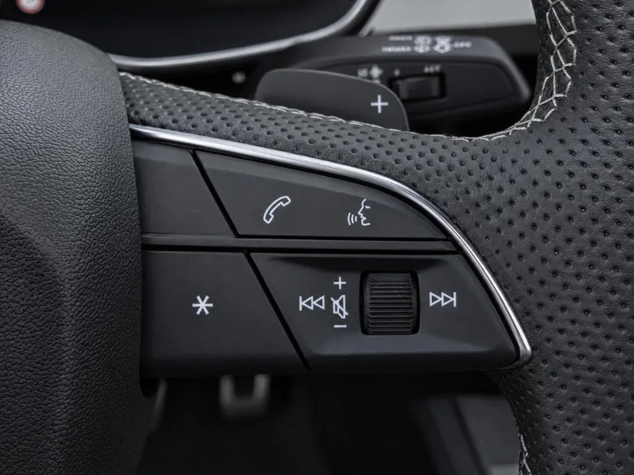 Audi Q3 Sportback 45 TFSIe 180kW/245PK S Line · Panoramadak · Trekhaak · Camera · Stoelverwarming · Apple/Android Car Play · Adaptive Cruise Control ·  Drive select ·