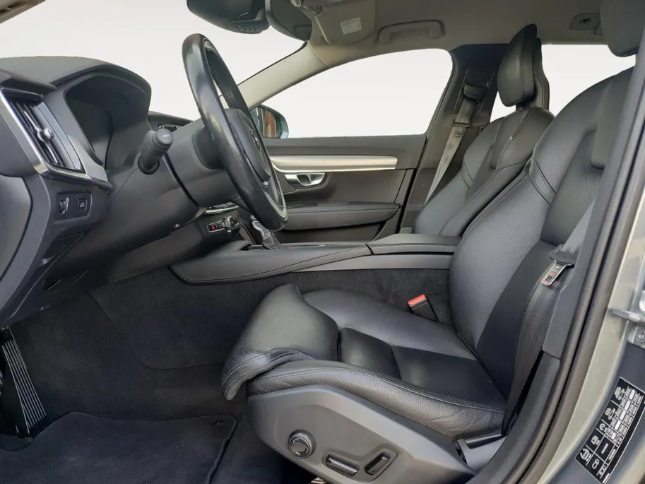 Volvo V90 2.0 T4 Momentum | Stoel en stuurverwarming | Elektrisch bedienbare voorstoelen | Camera | Lederen bekleding | Navigatie | Parkeersensoren voor en achter | Elektrische achterklep |
