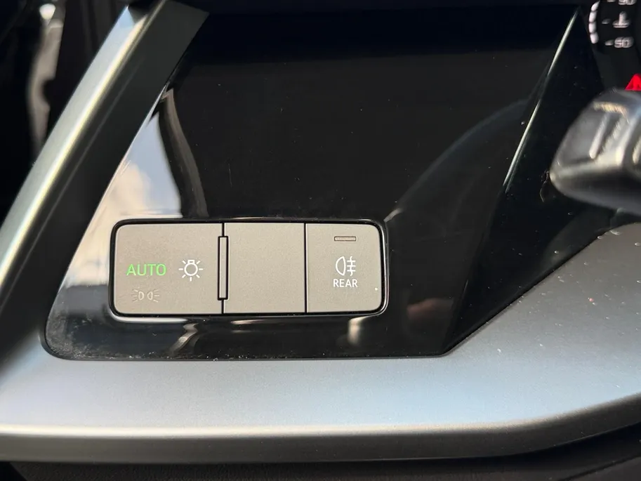 Audi A3 Limousine 30 TFSI Advanced edition | Automaat | Trekhaak | Cruise Control | All Season Banden | Climate Control | Verwarmbare Voorstoelen | Parkeersensoren Achter | Navigatie | Bovag Garantie