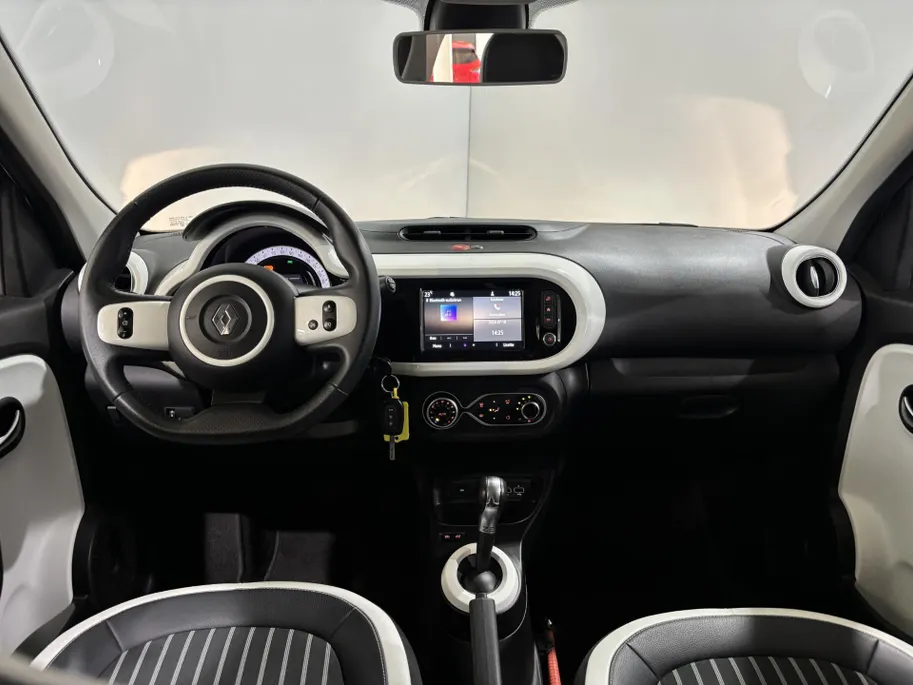 Renault Twingo Z.E. R80 Intens Automaat | 1e eigenaar | Apple CarPlay/Android Auto | Climate Control | Lichtmetalen Velgen | Cruise Control | Licht & Regen Sensor | Half Leder | Privacy Glass | Elektrische Ramen & Spiegels |