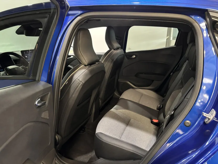 Renault Clio 145PK E-Tech Full Hybrid Techno Automaat | Digital Cockpit | 9,3' Navi | Climate Control | Apple CarPlay/Android Auto | Camera | Cruise Control | Armsteun | Lichtmetalen Velgen Hoogglans Zwart |