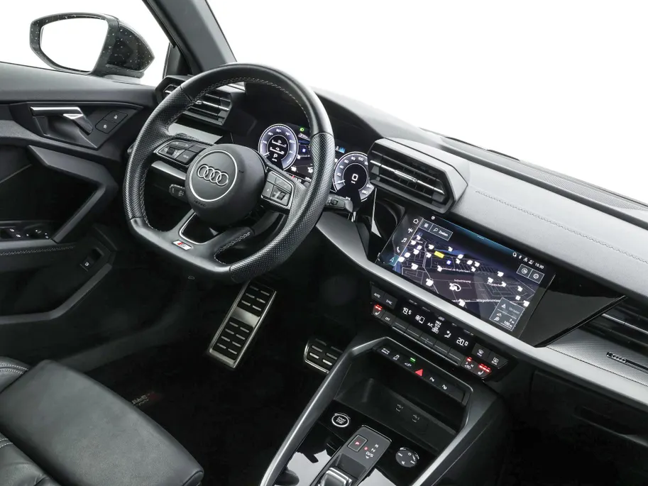 Audi A3 Sportback 40 TFSIe 204pk S-tronic S Edition · Panoramadak · Apple/Android Car Play · Lederen Bekleding · Cruise Control · Navigatie · Stoelverwarming · P-Sensoren · 17'' Inch ·
