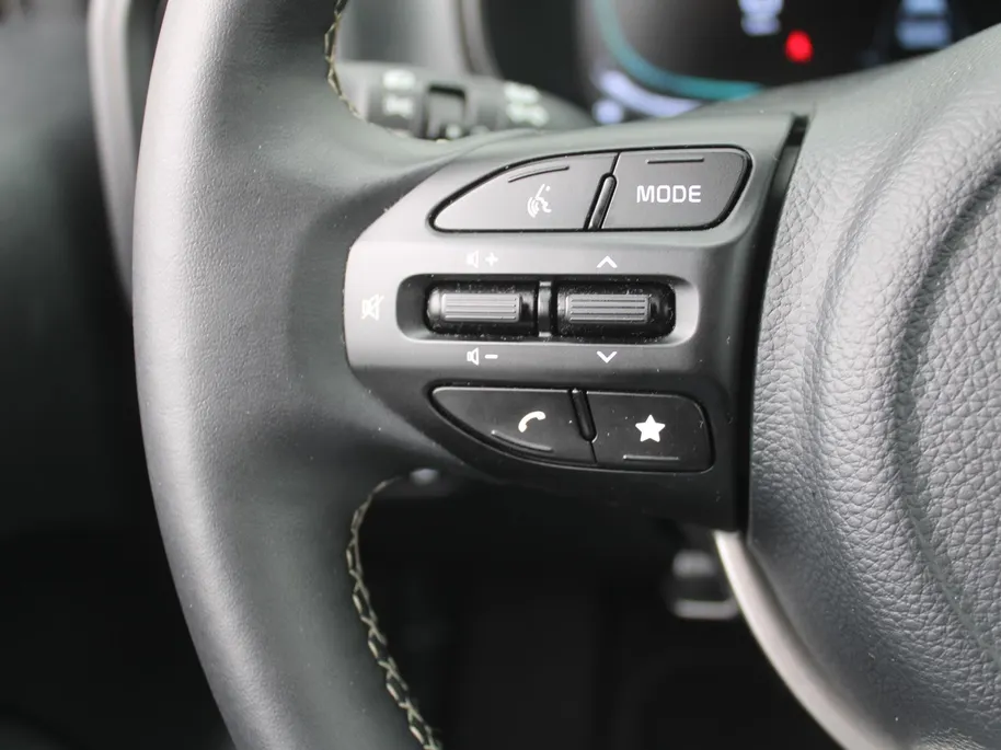 Kia Picanto 1.0 DPI AMT ExecutiveLine | Stuur-/stoelverwarming | Camera | Draadloze telefoonlader | LED | 15' LM | Clima | Cruise | Navi | Automaat |