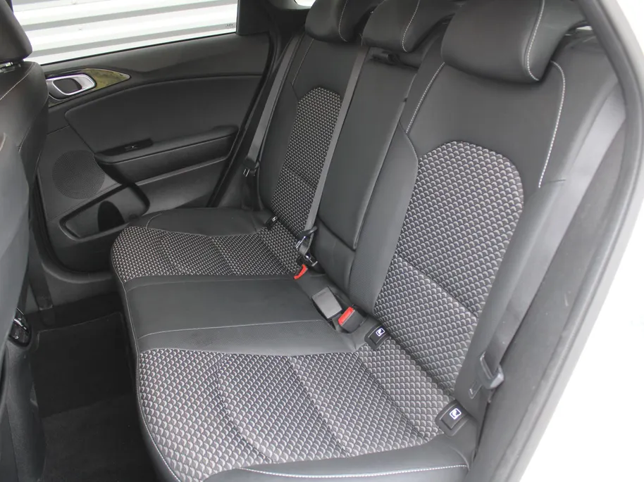 Kia Ceed Sportswagon 1.5 T-GDi DynamicPlusLine | Stoel- & stuurverwarming | Camera | Clima | Cruise adapt. | LED | Navi | Elek. achterklep | 16' LM |