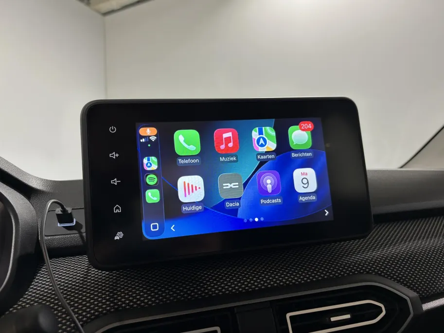 Dacia Sandero 90PK TCe Journey | Camera | Armsteun | Climate Control | Parkeersensoren | Apple CarPlay/Android Auto | Licht & Regen Sensor | Cruise Control | Lichtmetalen Velgen | Full LED |