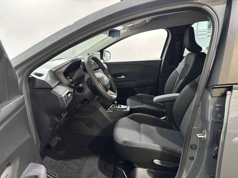 Dacia Jogger 155PK Hybrid Expression 7p. Automaat | DEMO | 7 Zitplaatsen | Camera | Parkeersensoren | Apple CarPlay/Android Auto | Cruise Control | Climate Control | Digital Cockpit | Armsteun | Licht & Regen Sensor |