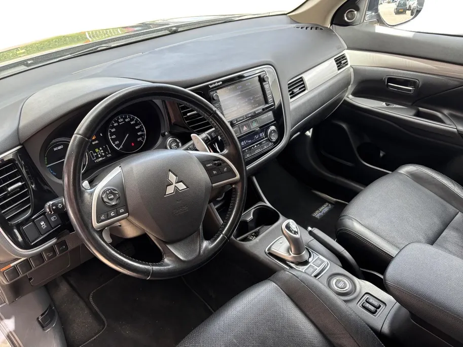 Mitsubishi Outlander 2.0 PHEV Instyle+ | Stoelverwarming voor | Leder interieur | Achteruitrijcamera | Climate control | Cruise Control
