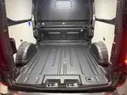 Ford Transit Custom 320 2.5 PHEV L2H1 Sport DC met o.a. uniek sport interieur, 19 inch lichtmetalen velgen, een trekhaak, een achteruitrijcamera en verwarmbare voorstoelen en stuurwiel