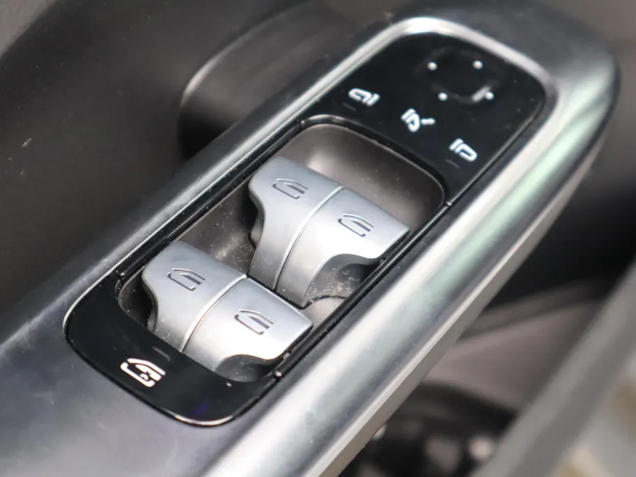 Mercedes-Benz C-Klasse 300 e AMG Line l Stoelverwarming l Achteruitrij camera l Ambiente lichtpakket