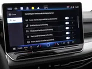 Volkswagen Golf variant Life Edition 1.5 eTSI 116 pk 7 versn. DSG · Achteruitrijcamera · draadloze telefoonlader · Trekhaak inklapbaar, met elektrische ontgrendeling ·