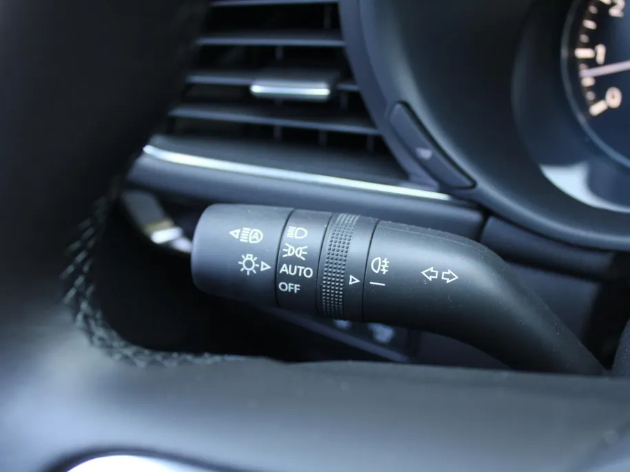 Mazda 3 2.0 e-SkyActiv-X M Hybrid 186 Homura | Stoelverwarming | Camera | Dodehoek detectie | HUD | 18' LM | LED | Cruise adapt. |