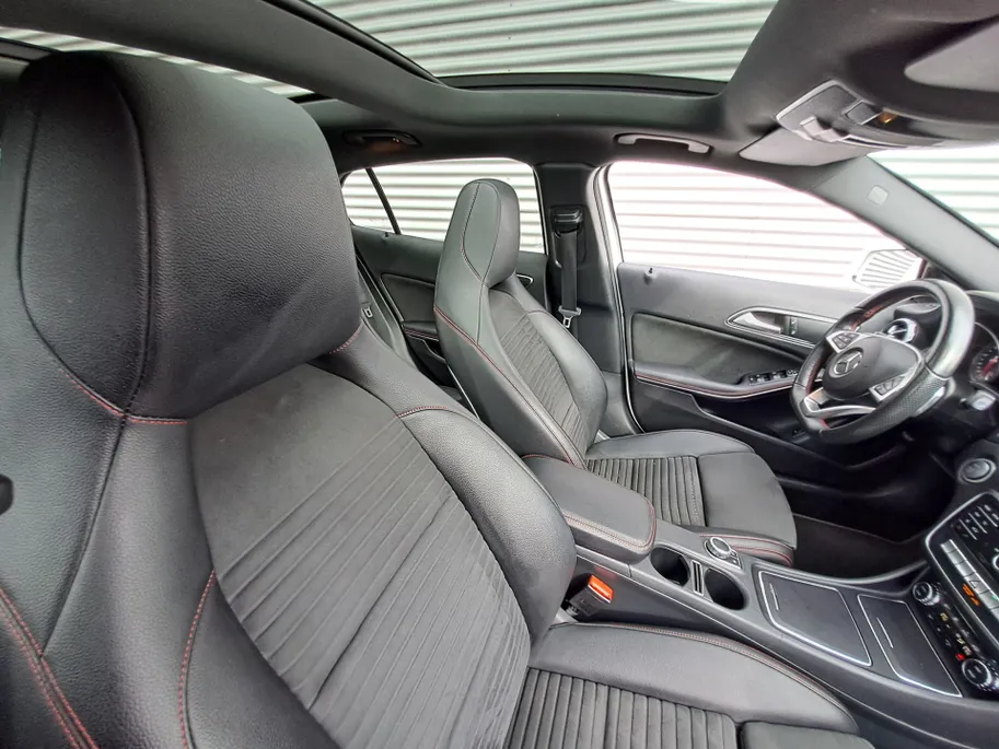 Mercedes-Benz GLA 180 Business Solution AMG AUTOMAAT | Trekhaak | Schuif/kanteldak | Navigatie | Camera | AMG-styling | Climate | Sensoren | Apple Carplay/Android Auto | Cruise | Stoelverwarming