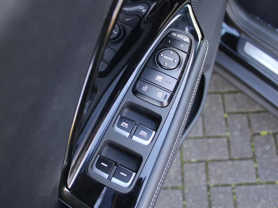 Kia e-Niro ExecutiveLine 64 kWh | Trekhaak | Stuur-/stoelverwarming + ventilatie | Leer | 17' LM | Cruise adapt. | Dodehoek detectie | LED | JBL audio |