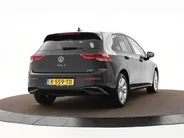 Volkswagen Golf 1.0 eTSI 110pk DSG Life · Camera · Apple/Android Car Play · Sfeerverlichting · P-Sensoren · Navigatie · 16'' Inch · Garantie t/m 04-02-2028 of 100.000km  · EXTRA INRUILKORTING ·