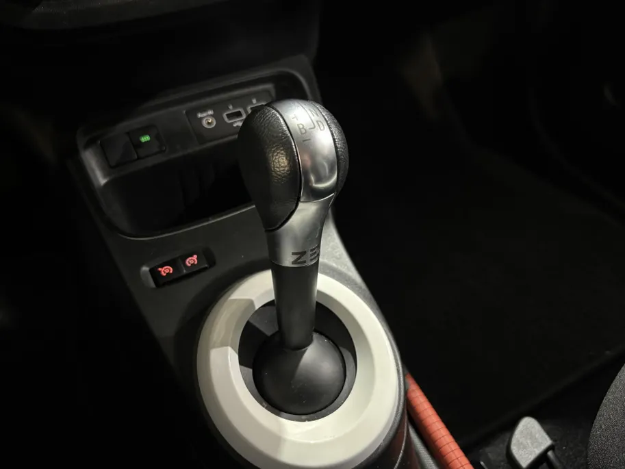 Renault Twingo Z.E. R80 Intens Automaat | 1e eigenaar | Apple CarPlay/Android Auto | Climate Control | Lichtmetalen Velgen | Cruise Control | Licht & Regen Sensor | Half Leder | Privacy Glass | Elektrische Ramen & Spiegels |