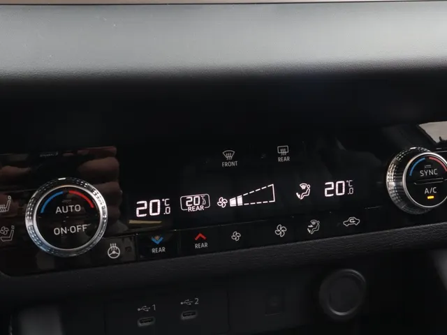 Mitsubishi Outlander 2.4 PHEV Black Edition All Seasons | Yamaha sound