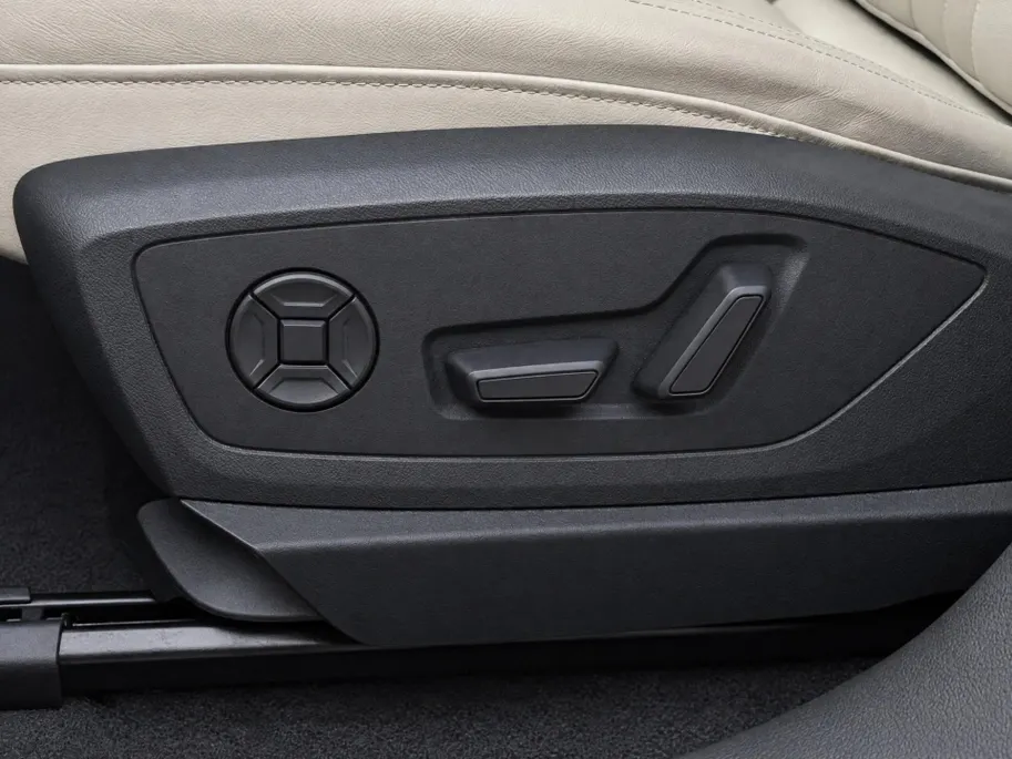 Audi e-tron 55 quattro edition 95 kWh 408pk · Panoramadak · 360 Camera · Afneembare Trekhaak · Lederen Bekleding · Elek. Stoelen + Geheugen Bestuurder ·