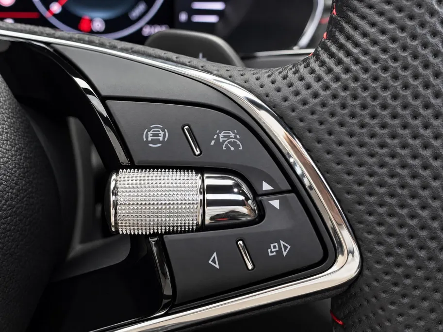 Škoda Octavia Combi 1.4 TSI RS iV PHEV 245pk DSG Business · Trekhaak inklap · Panoramadak · Camera · Head-Up Display · Dodehoeksensor · Keyless · Matrix LED ·