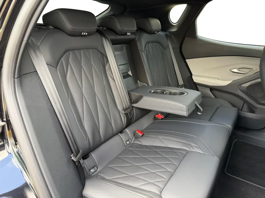Ford Capri Premium Standard Range RWD 52 kWh | Uit Voorraad Leverbaar | €3.500,- Ready Set Ford Bonus | 374km WLTP Rijbereik | Warmtepomp | Draadloze Apple Carplay & Android Auto | B&O Premium Audio | Verwarmbare Voorstoelen | Adaptieve Cruise Control