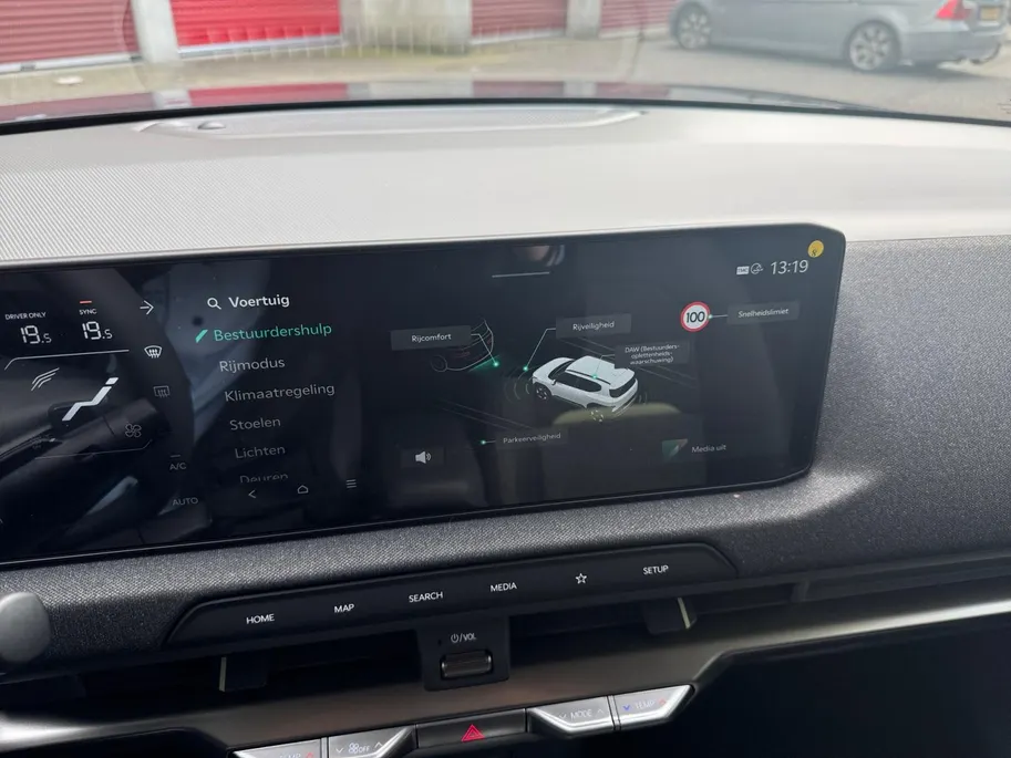 Kia EV2 Plus 42.2 kWh 3.000,- Inruilkorting | Privacy Glass | 18' lichtmetalen velgen | Warmtewerend glas rondom | Draadloze oplader voor smartphone