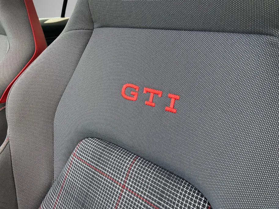 Volkswagen Golf 2.0TSI/265PK GTI DSG · Panoramadak · Camera · Trekhaak · Apple/Android Car Play · Garantie t/m 27-03-2030 of 100.000km
