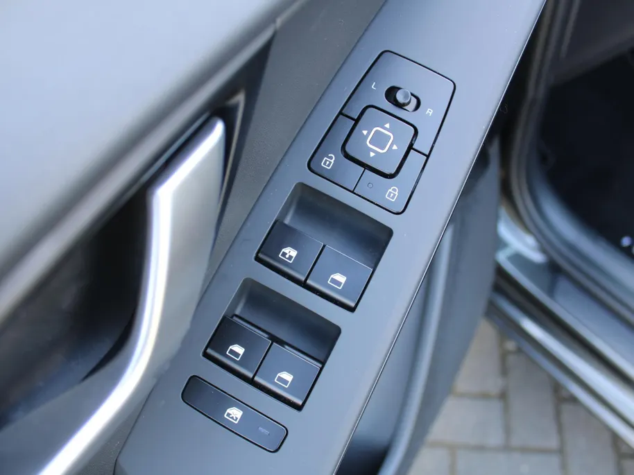 Kia Niro EV Light Edition 64.8 kWh | Camera | Cruise adapt. | Clima | 17' LM | Navi | Keyless | All season banden | 17% bijtelling |