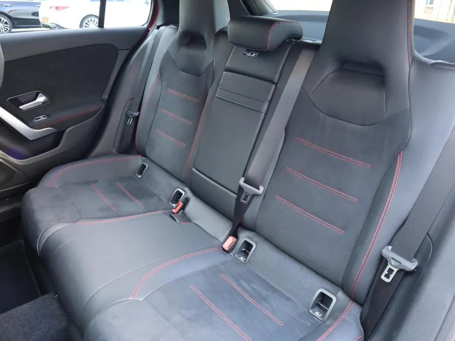 Mercedes-Benz A-Klasse 180 Business Solution AMG l Panorama dak l Keyless l AMG Line l