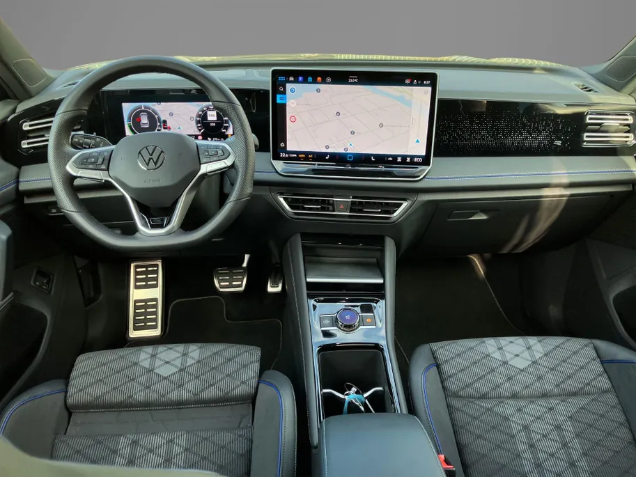 Volkswagen Tiguan 1.5 eHybrid 204PK R-Line Blackstyle · Panoramadak · Trekhaak · Apple/Android Car Play · 360° Camera · Garantie t/m 14-10-2030 of 100000km.