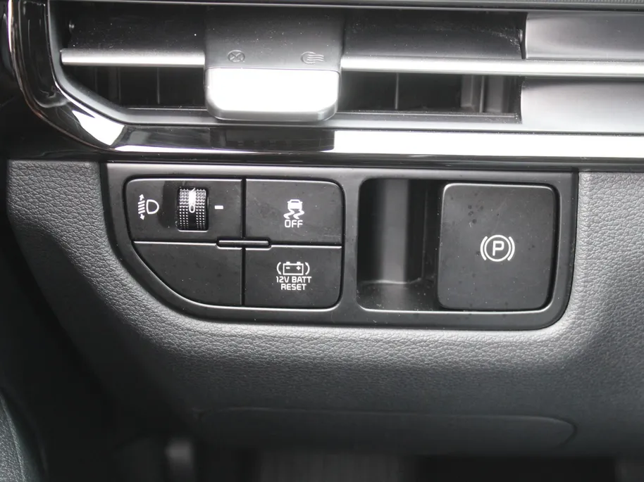 Kia Sportage 1.6 T-GDi Hybrid DynamicLine | Stuur-/stoelverwarming | Camera | Elek. stoelverstelling | Cruise adapt. | LED |  Telefoonlader | 18' LM | Clima |
