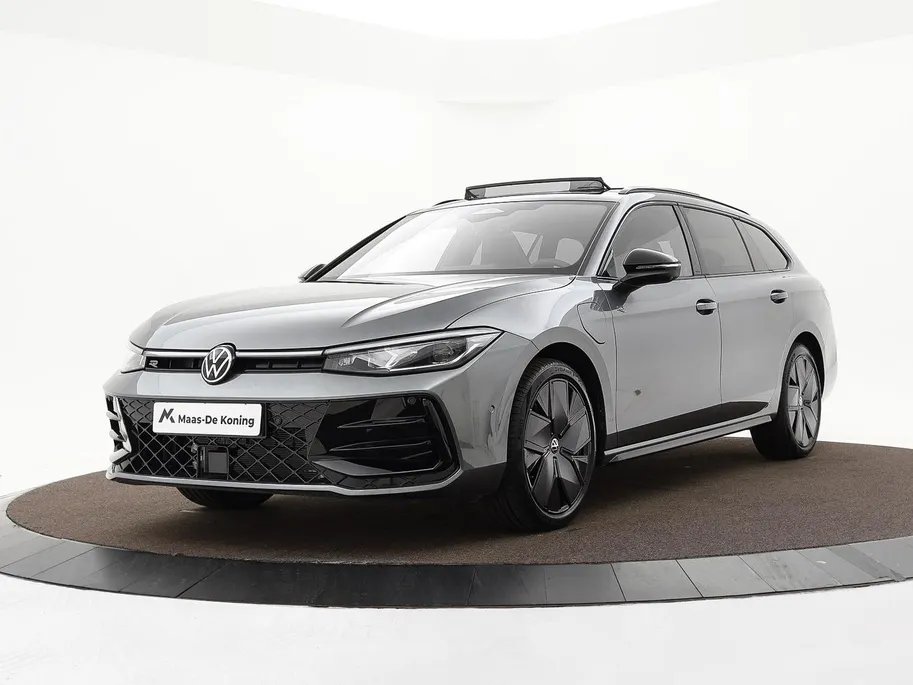 Volkswagen Passat Variant R-Line Edition 1.5 eHybrid 272 PK versn. DSG · Assistance Pakket Plus · Black Style Pakket Plus · Multimedia Pakket Plus · Trekhaak inklapbaar, met elektrische ontgrendeling, incl. Trailer Assist ·